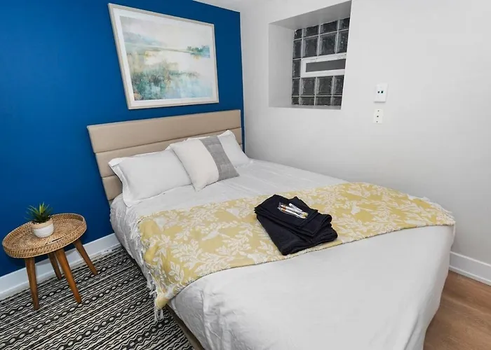 King Bed 6br With Pool Table Sleeps 16 Near Humboldt Park