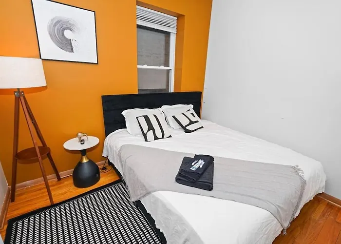 King Bed 6br With Pool Table Sleeps 16 Near Humboldt Park