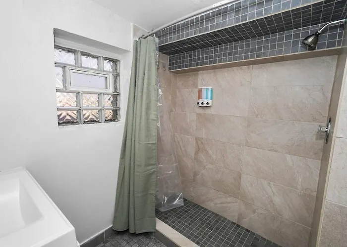 King Bed 6br With Pool Table Sleeps 16 Near Humboldt Park