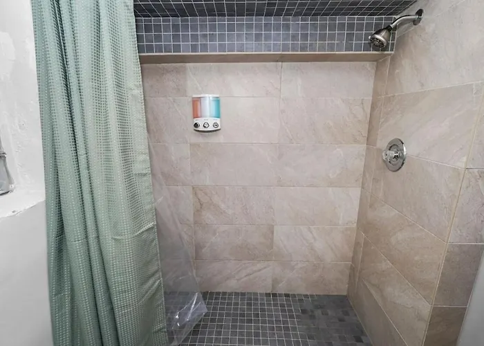King Bed 6br With Pool Table Sleeps 16 Near Humboldt Park