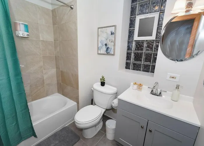 King Bed 6br With Pool Table Sleeps 16 Near Humboldt Park Apartment