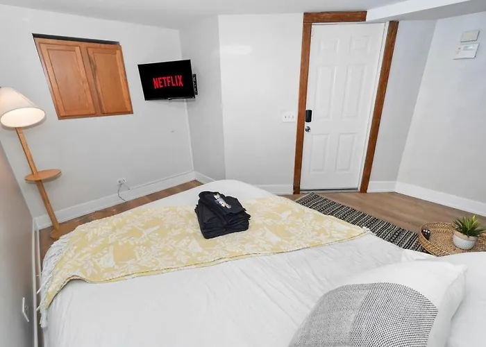 King Bed 6br With Pool Table Sleeps 16 Near Humboldt Park Apartment *