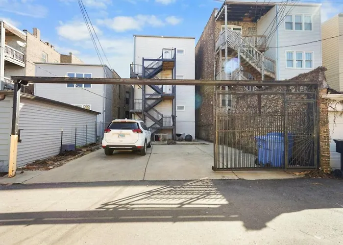 Apartment King Bed 6br With Pool Table Sleeps 16 Near Humboldt Park